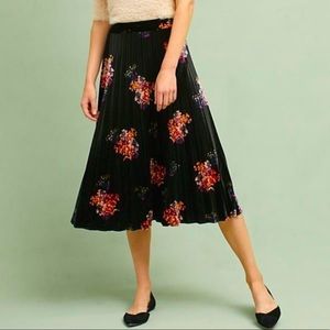 Anthropologie Maeve Pleated Black Velvet Floral Midi Skirt XS — small hole